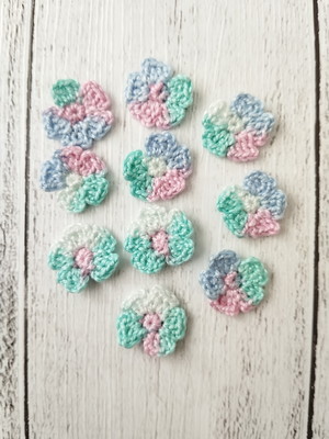Kit com 50 apliques de croche flor 1,7cm