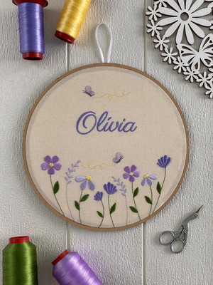Porta maternidade menina bastidor bordado floral jardim