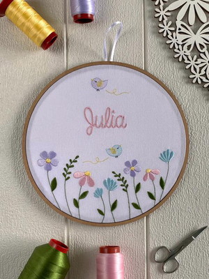 Porta de maternidade menina bastidor bordado floral jardim