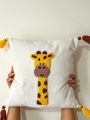 Almofada girafinha lilica, em bordado punch needle