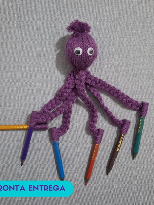 Polvinho de lã roxo segura lápis
