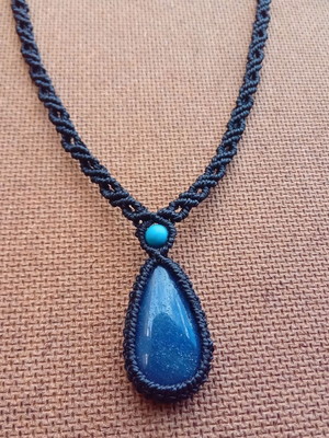Colar choker macramê com quartzo azul e howlita