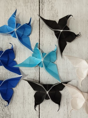Kit 50 borboletas de origami com asa curva - várias cores
