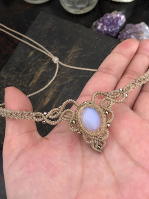 Headband em macramê com opalina