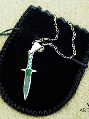 Colar punhal prata 950 zircônias coração inlay quartzo verde