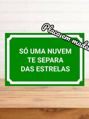 Placa decorativa verde só uma nuvem te separa das estrelas