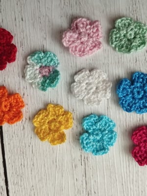 Kit com 100 apliques de croche flor 1,7cm