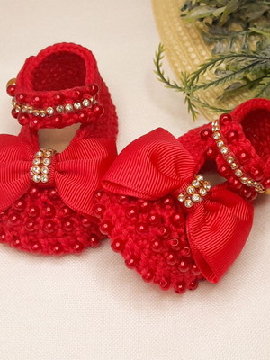 Sapato de bebê com pérolas