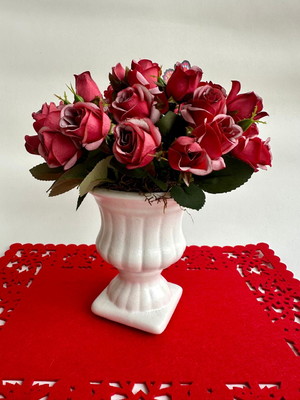 Arranjo de botão de rosas bordô