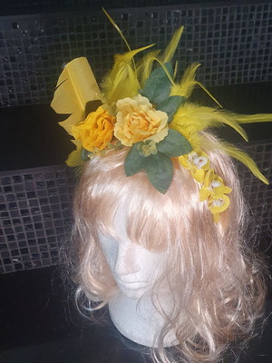 Tiara carnaval luxo amarela penas, diversas flores e pedras