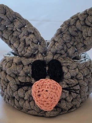 Cesto coelhinho em crochê de malha