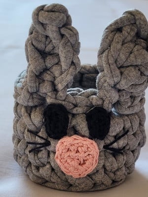 Cesto coelhinho de crochê em malha