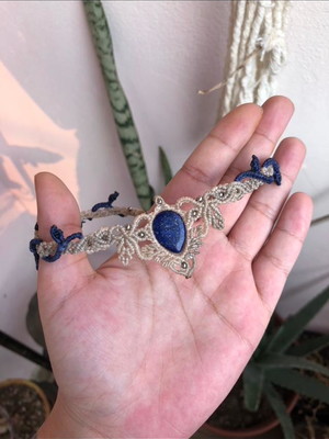 Headband em macramê com lápis lazuli