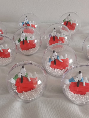 Snoopy de natal na casinha na bola acrílica