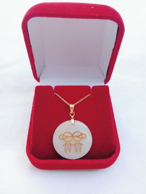 Pingente redondo 2 meninos com corrente banhada a ouro 18k