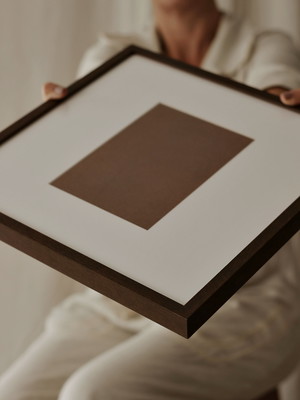 Moldura caixa café 30x40 com passe-partout p/ foto 13x18