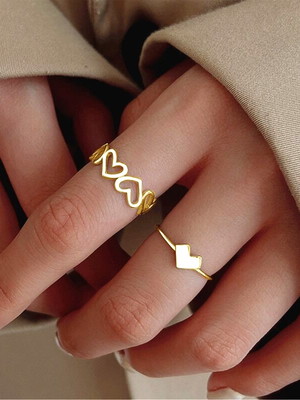Conjunto com 2 anéis femininos dourado corações minimalista