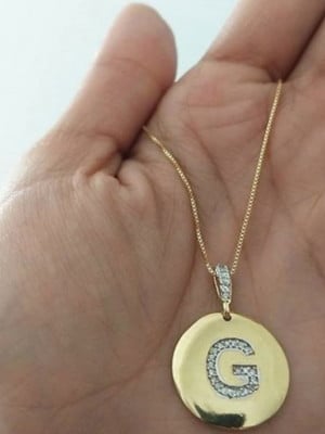 Gargantilha medalha letra inicial cravejada em zircônias