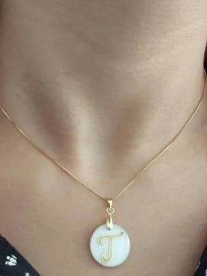 Gargantilha resina branca com letra inicial em banho de ouro