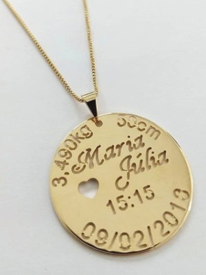 Gargantilha medalha vazada dados do nascimento em banhado