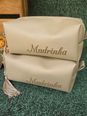 Necessaire box em sintético gravada a laser + franja
