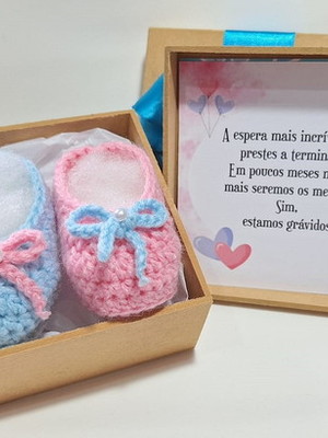 Caixa presente anúncio de gravidez com sapatinho de crochê