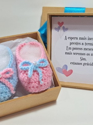 Caixa presente anúncio de gravidez com sapatinho de crochê