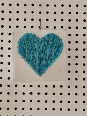 Coração azul quadro string art prego e linha feito a mão