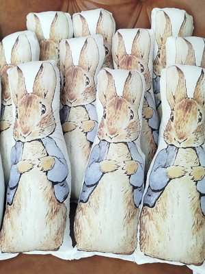 Lembrancinha almofada coelho peter rabbit 20cm