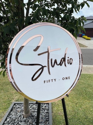 Placa de acrílico com logo em acrílico de 50cm