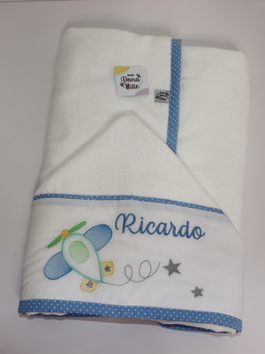 Toalha de banho de bebê bordada com nome forrada com fralda