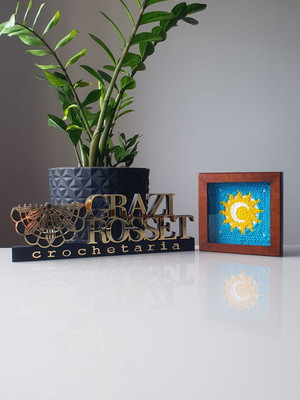 Quadro moldura em mdf com sol lua em crochê