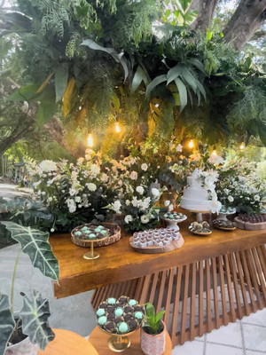 Decoração mesa de bolo - casamento simples e elegante