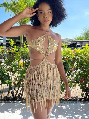 Vestido de crochê bordado e com franjas