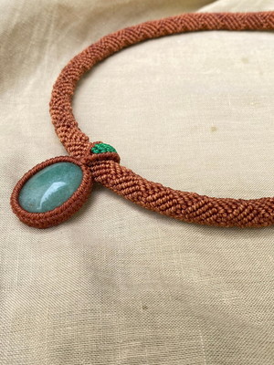 Colar tubolar com quartzo verde