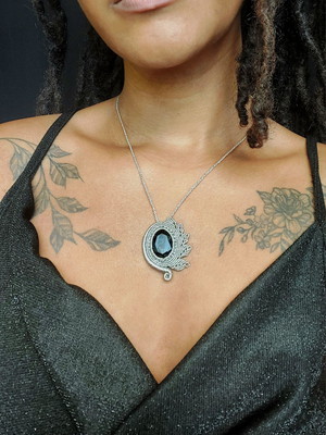 Colar delicado com onix negra