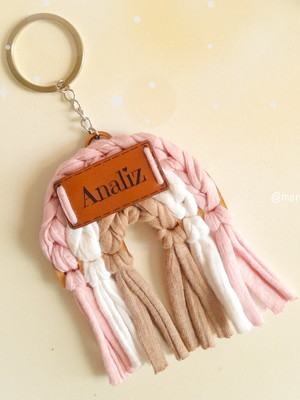 Chaveiro arco-íris de crochê personalizado - lembrancinha