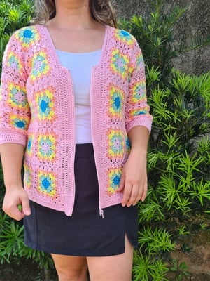 Blusa colorida de frio crochê square