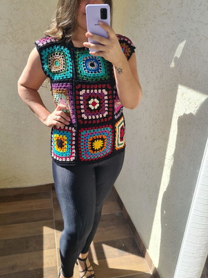 Blusa colorida de crochê quadrados coloridos