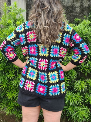 Blusa colorida de crochê manga 3/4 blusa colorida