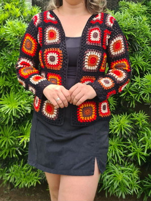 Blusa colorida de crochê quadrados coloridos