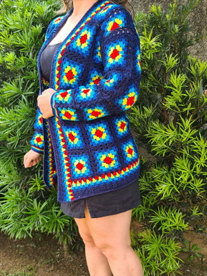 Blusa colorida de crochê quadrados coloridos