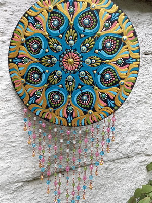 Mobile mandala colorido com cristais