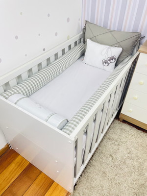 Kit berço branco e xadrez cinza