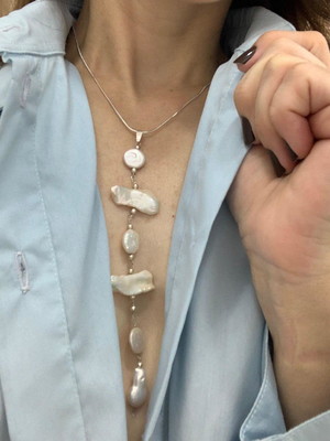 Colar de prata com pingente de pérolas barrocas