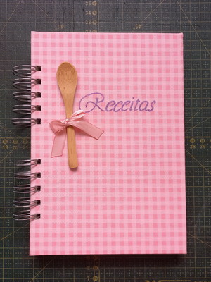 Caderno de receitas com colher de pau verdadeira