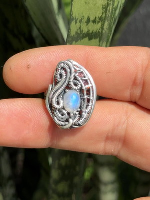 Anel de prata 950 - pedra da lua com turmalina rosa wirewrap