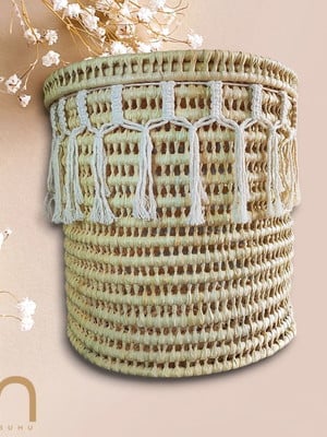 Cesto de roupa de palha com macramé