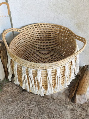Cesta de palha com alça e macramé