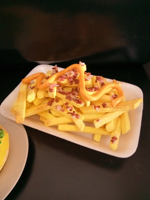 Porção batata frita com cheddar e bacon nográfica em biscuit